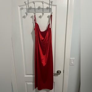 Reformation 	
Merel Velvet Dress